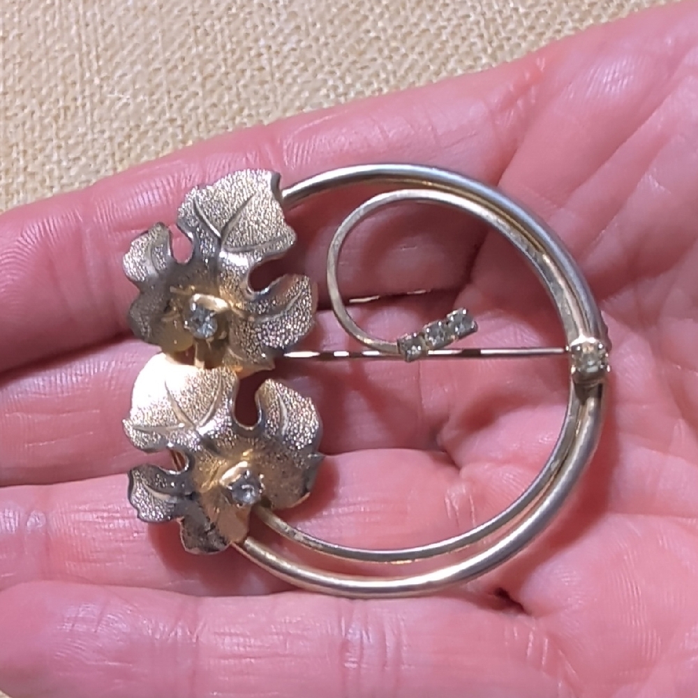 Vintage Unsigned Gold Tone Rhinestone Grape Leaf Wreath Circle Brooch Pin